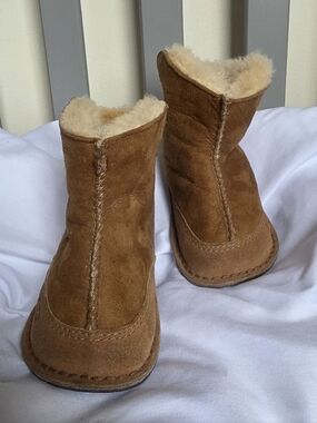 Ugg Australia Chestnut Suede Shearling Lined Baby Hard Sole Boots Size Small